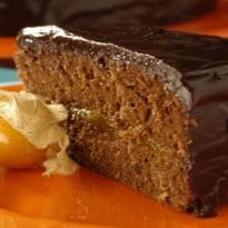 Bolo brilhante de chocolate e damasco