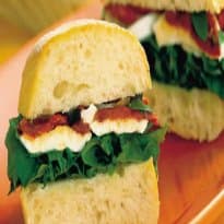 Sanduíche de Tomate Seco e Rúcula