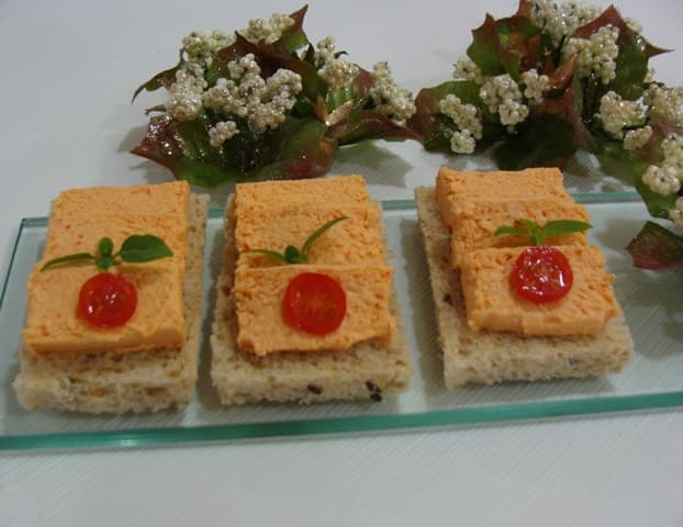 Canapés com mousse de salmão com pimentão