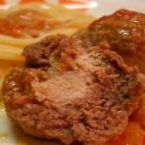 Almôndega recheada com carne de soja