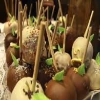 Maçãs cobertas com chocolate