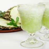 Suco de cascas de abacaxi com hortelã