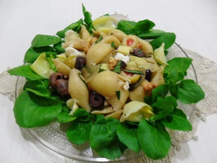 Salada de macarrão com alcachofra
