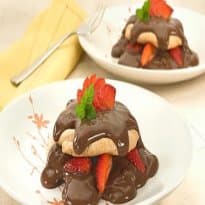 Merengue de chocolate com morangos