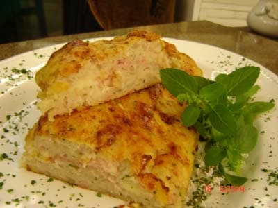 Rocambole de mandioca e lingüiça de frango