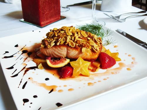 Salmão Natalino em Crosta de Amêndoas