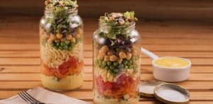 Salada de Pote com Macarrão Parafuso