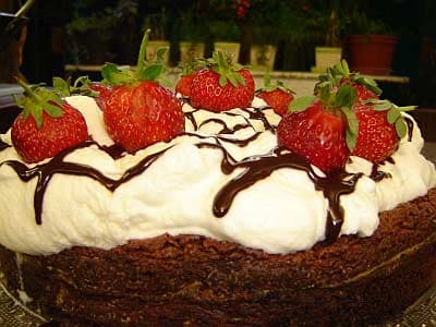 Bolo real com chantilly e morangos