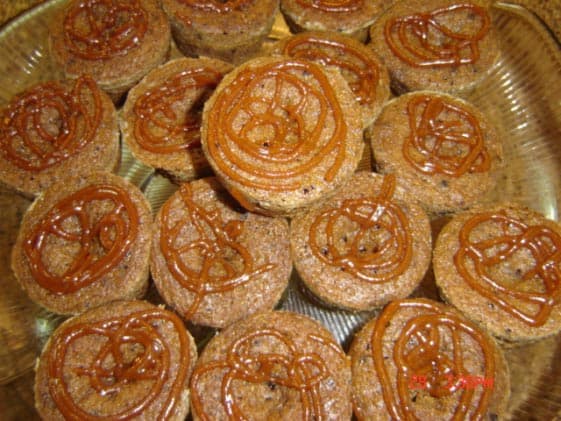 Bolinhos de gengibre, melado, café e passas