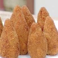 Coxinha de Galinha Recheada com Requeijão
