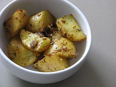 Batatas assadas com alecrim e alho