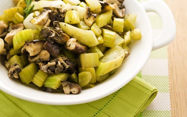 Refogado de salsão com cogumelos e alho-poró