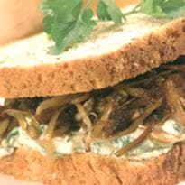 Sanduíche de tofu com broto de feijão