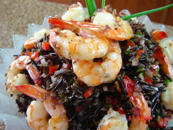 Salada de Arroz Selvagem e Camarões