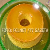 Pudim de leite com calda de melaço