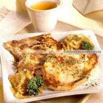 Costeletas de Porco Assadas com Cebola