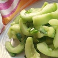 Salada tailandesa de pepino com amendoim
