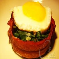 Tortinha de Bacon com Espinafre e Ovo