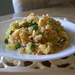 Arroz frito com frango e camarão
