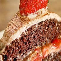 Bolo de Cacau recheado de morangos e mel