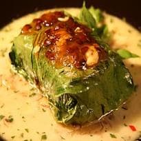 Namorado na folha de couve sob pupunha