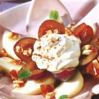 Salada de pera e ameixa com creme de mel