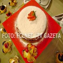 Bolo macio com geléia de morango