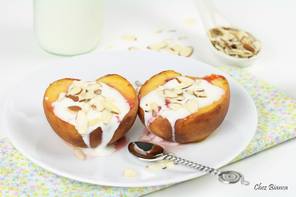 Pêssego assado com iogurte