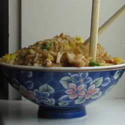 Arroz frito com frango e cogumelo