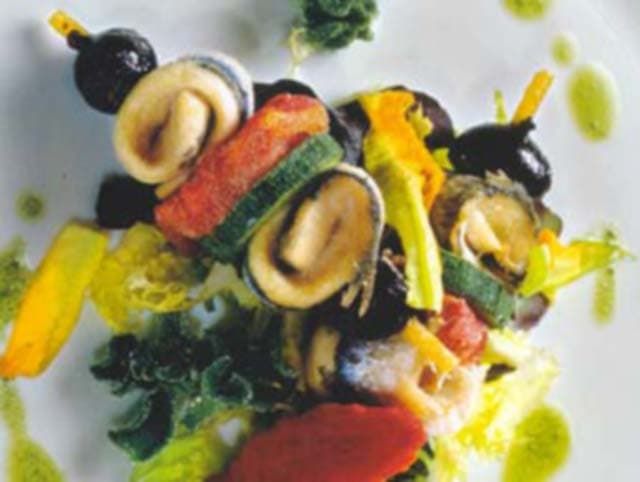 Espetinhos de anchova, tomate e azeitonas