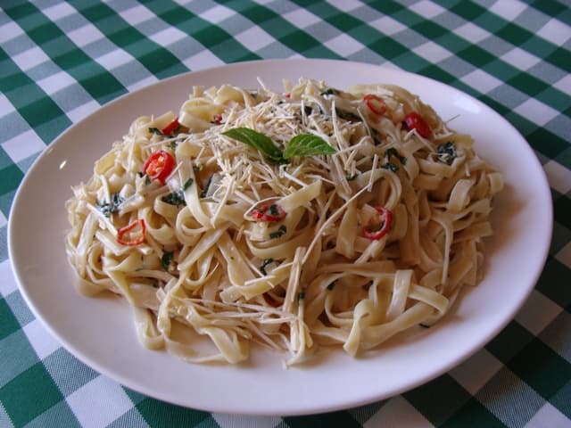 Talharim picante com ricota defumada