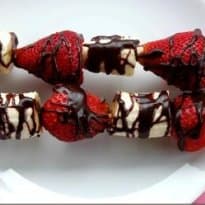 Espetinhos de frutas com chocolate