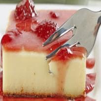 Brigadeirão Branco com Calda de Morango