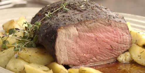 Picanha assada com batata e alecrim