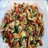 Salada árabe com pão Sírio (Fatuch)