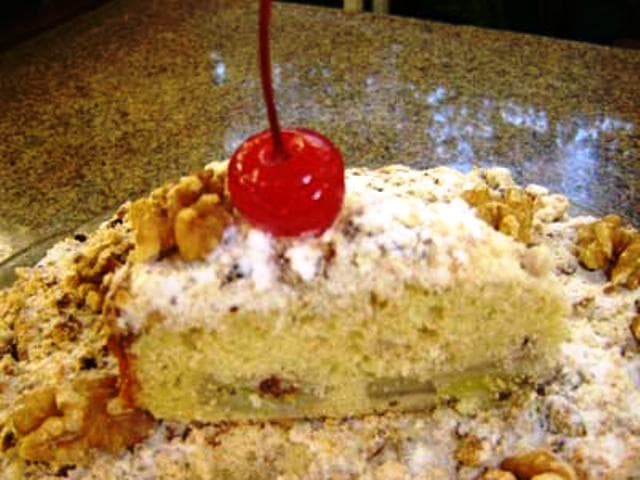 Bolo de banana com farofa de nozes