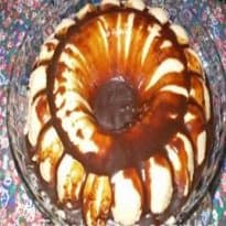 Mousse de banana com calda de chocolate