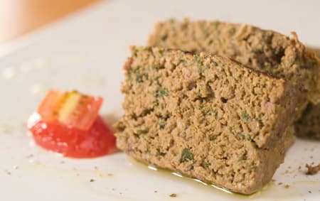 Bolo de carne, fígado com espinafre e leite