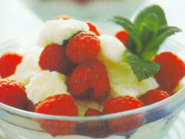 Iogurte gelado com mel e framboesas