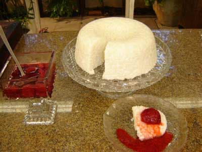 Cuscuz de tapioca com molho de morango