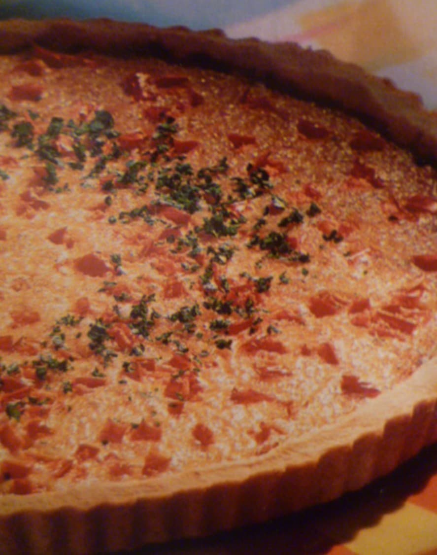 Quiche com recheio de presunto e tomate