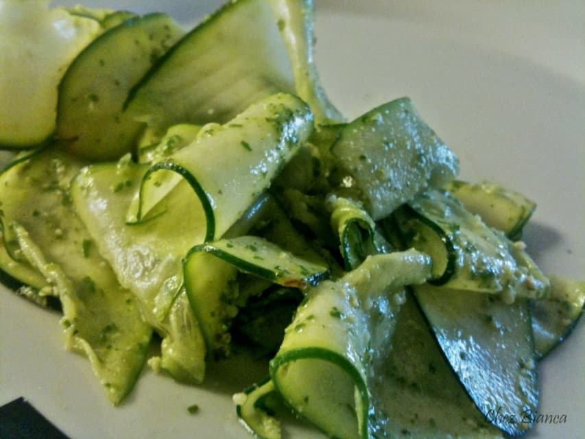 Abobrinha com pesto de menta e nozes