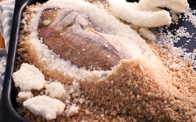 Pargo assado na crosta de sal