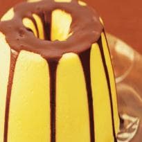 Pudim de coco com calda de chocolate