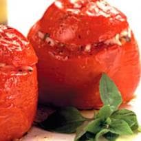 Tomate recheado com arroz e grão-de-bico