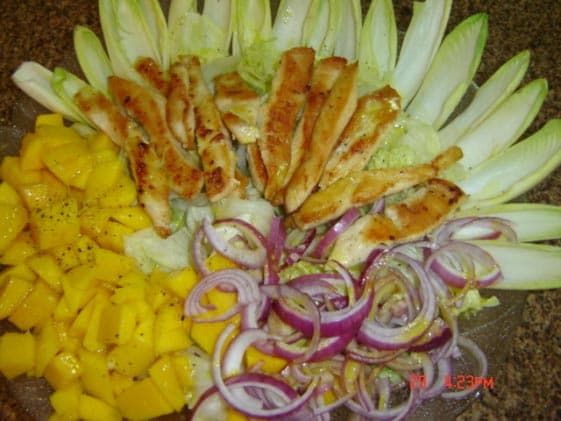 Salada de frango grelhado e manga