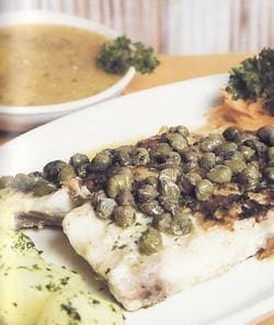 Garoupa na chapa com alcaparras