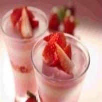 Taças de morango e iogurte