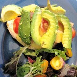 Peito de frango gratinado com tomate