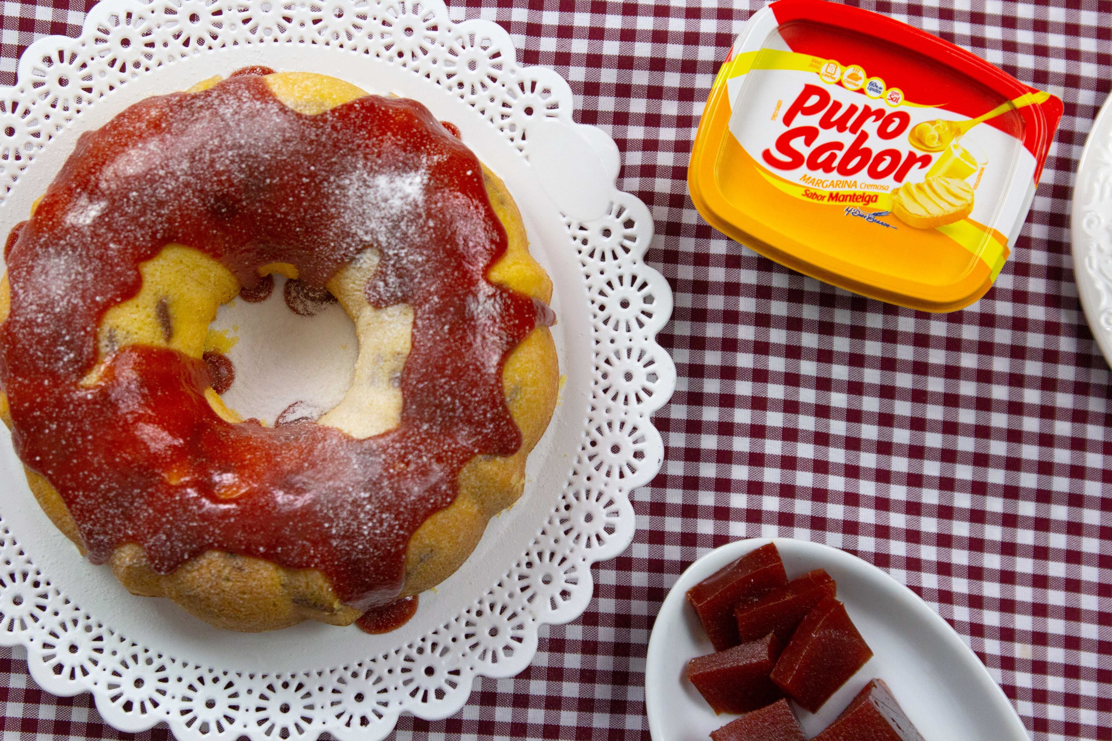 Bolo de Fubá com Goiabada